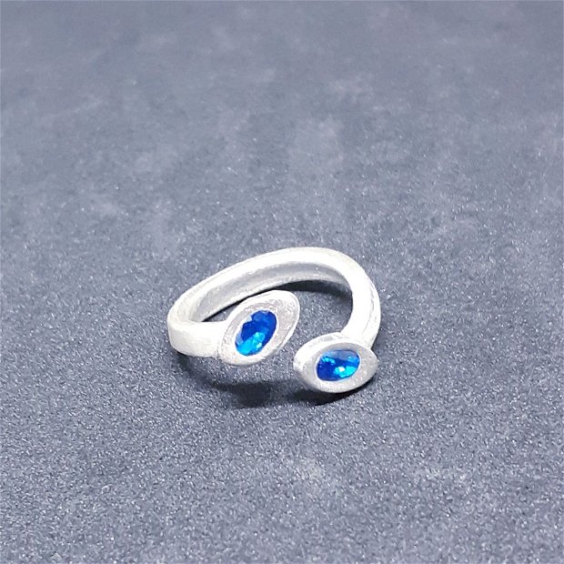 Inel unicat, asimetric, elicoidal, din argint fin cu 2 cristale de spinel albastru
