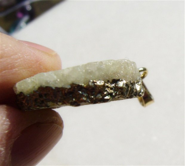 Pandantiv cuart electroplacat auriu aprox 22x27 mm cu anoul (34 mm cu agatatoarea)