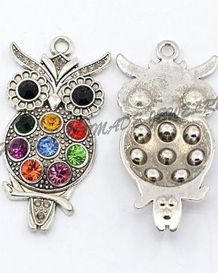 Pandantiv bufnita cu strasuri colorate, 48x24x5mm