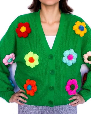 Pulover dama diverse culori decorat cu flori 3D multicolore. Jacheta cu nasturi reinterpretata inflorata. Cardigan dama cu flori handmade. LA COMANDA