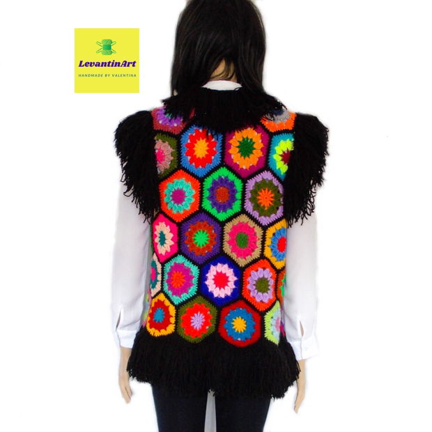 Vesta/Bundita dama, neagra cu flori multicolore si franjuri. Vesta Boho pentru femei. Cojocel handmade marime universala. LA COMANDA