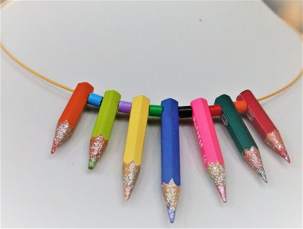 Colier din creioane colorate puse pe o baza din otel siliconat