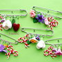 Brosa martisor - brosa pentru articole tricotate: pluovere,esarfe,..etc