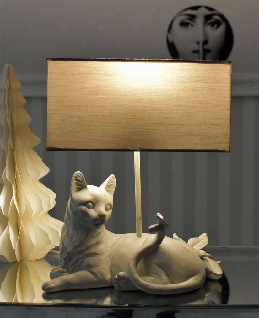 Lampa de masa cu o pisica alba