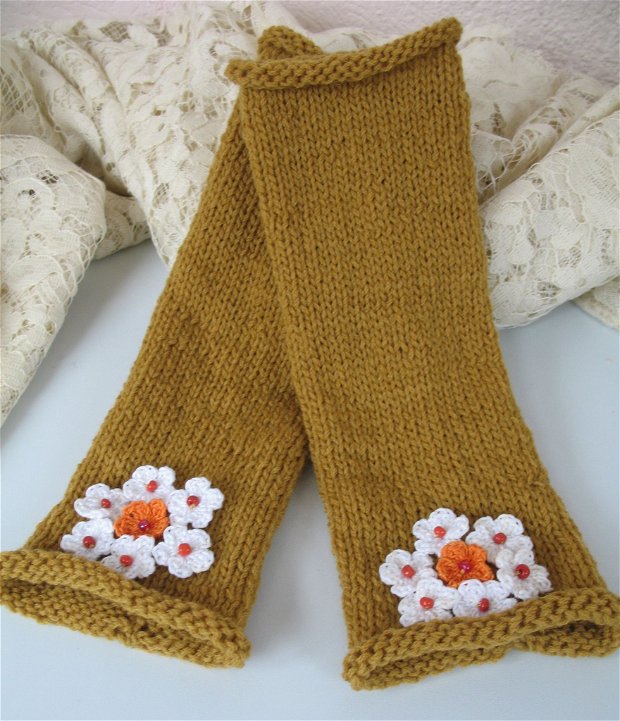 Mansete/manusi tricotate cu aplicatii crosetate