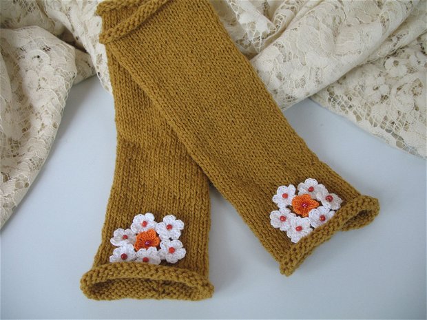 Mansete/manusi tricotate cu aplicatii crosetate