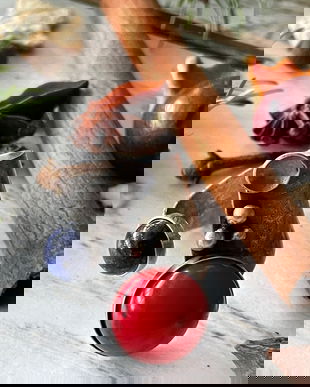 Inel reglabil, lat, din argint 925 reticulat, partial oxidat, cu pietre de lapis lazuli si coral