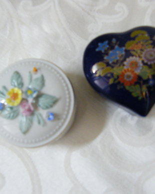 2 cutiute miniaturi portelan