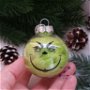 Glob Grinch cu pene, ornament Grinch cu pene, ornament Craciun Grinch, glob verde Grinch, decoratiune Grinch