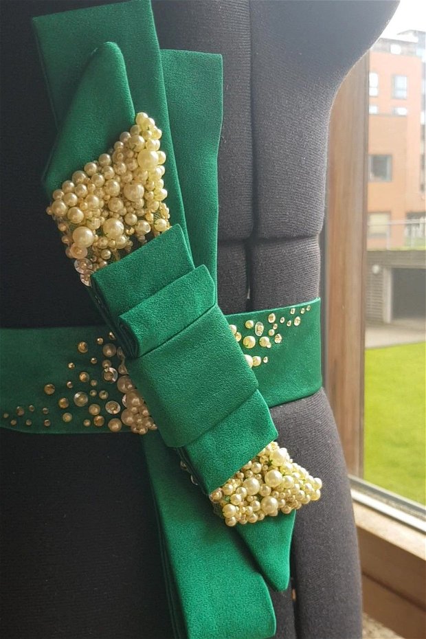 Cordon pentru talie verde smarald din satin de inalta calitate, margele cusute manual si aplicatii de pietre