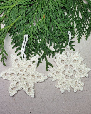 Set 2 fulgi de nea crosetati, ornamente handmade de Craciun