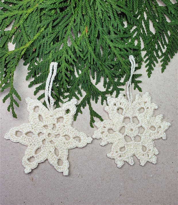 Set 2 fulgi de nea crosetati, ornamente handmade de Craciun