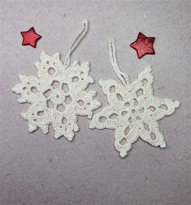 Set 2 fulgi de nea crosetati, ornamente handmade de Craciun
