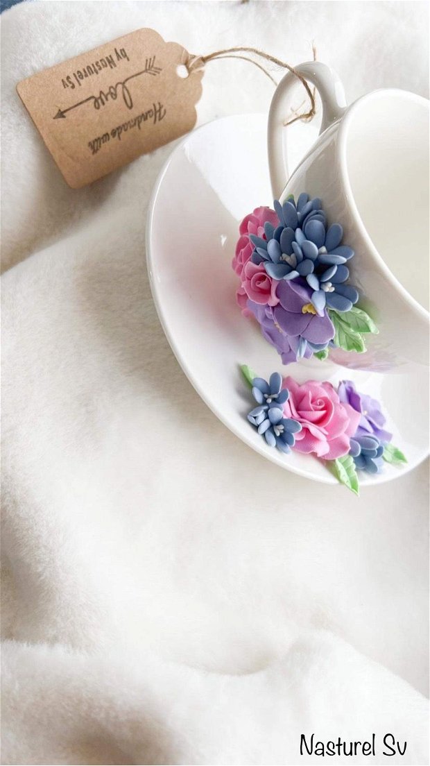 Cana de cafea cu farfurioara: Trandafiri și flori