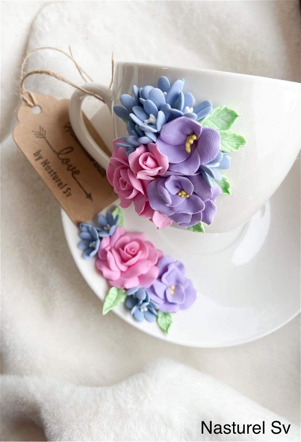 Cana de cafea cu farfurioara: Trandafiri și flori