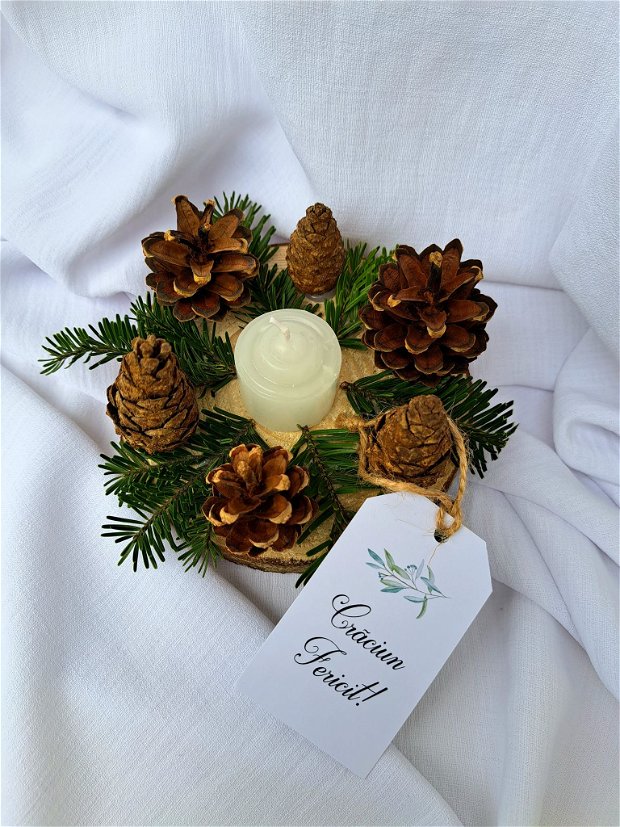 Aranjament Crăciun pentru masă, cu brad natural, conuri și lumânare ,Alb Verde / Cadouri Crăciun