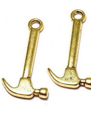 Pandantiv metalic, auriu antichizat, ciocan, 25x13 mm