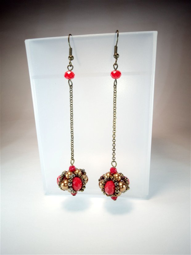 Cercei brodați cristale și perle roșu -auriu antichizat, mărgele - auriu antichizat