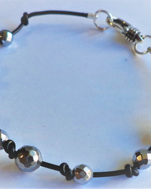 Bratara handmade/bratara unisex/bratara din snur de piele naturala si sfere fatetate din hematit eloxat