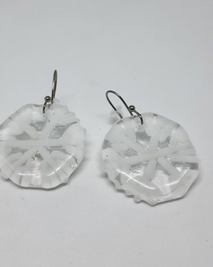 Cercei unicat din sticla transparenta decorati cu fulgi realizati din stringere albe