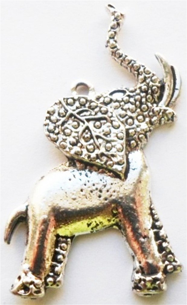 Pandantiv metalic elefant cu ureghea in forma de frunza argintiu