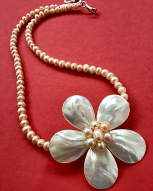Colier perle de cultura crem & floare sidef natural