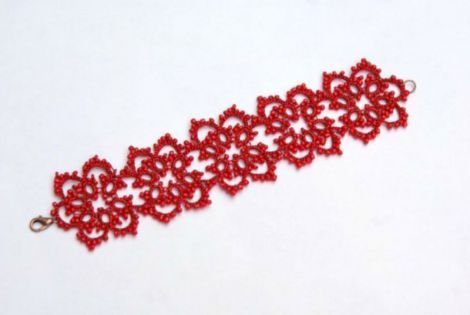 Set bijuterii din dantela rosie, lucrata cu suveicuta in tehnica frivolite