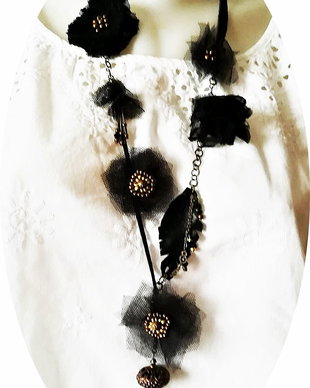 colier floral negru dantelat si patinat