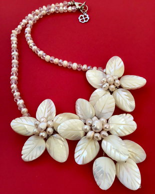 Colier perle de cultura albe & flori sidef natural