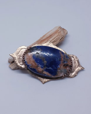 Brosa pandantiv vintage, din bronz auriu si cabochon de lapis cu insertii cuprifere