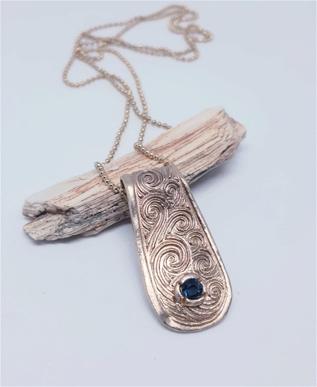 Pandantiv unicat, din bronz, cu design alungit, motiv celtic si cristal albastri