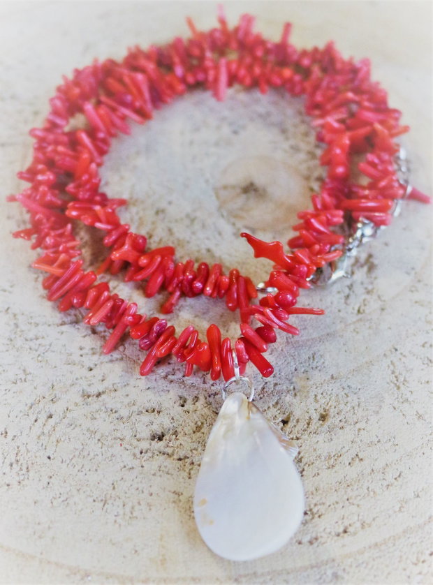 Colier handmade din cipsuri de coral si un pandantiv din sidef