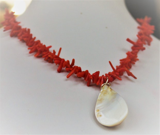 Colier handmade din cipsuri de coral si un pandantiv din sidef