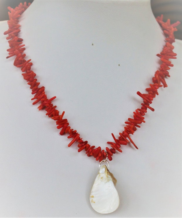 Colier handmade din cipsuri de coral si un pandantiv din sidef