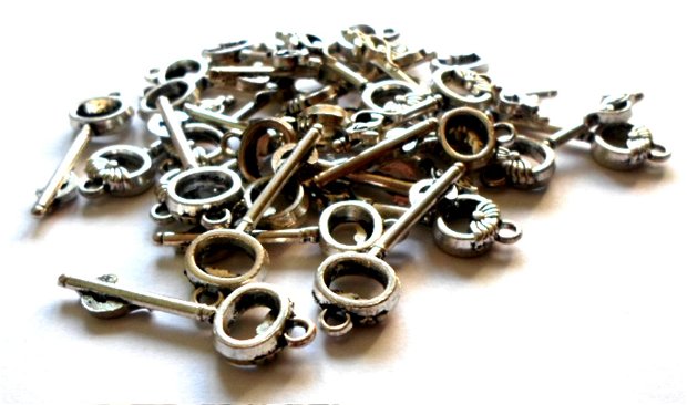 Pandantiv metalic cheie ornamente pe cerc si pe baza cheii argintiu
