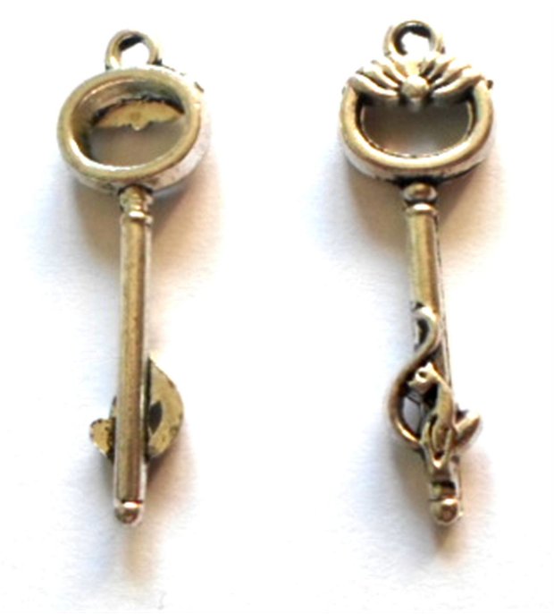 Pandantiv metalic cheie ornamente pe cerc si pe baza cheii argintiu