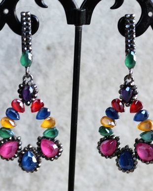 Cercei cu cristale fatetate multicolore si marcasite