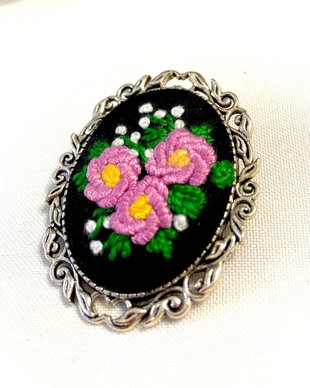 Brosa cu broderie manuala - ramura cu flori