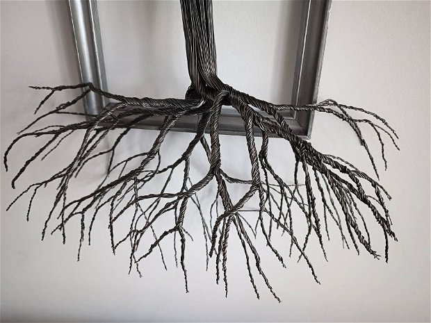 Arbore din sârmă de fierar și licheni magenta