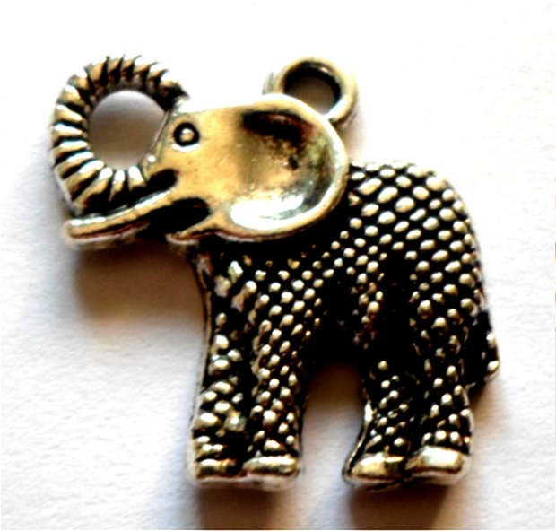 Pandantiv metalic elefant cu romburi pe corp argintiu