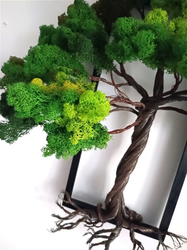 Arbore din sârmă de fierar și licheni verzi