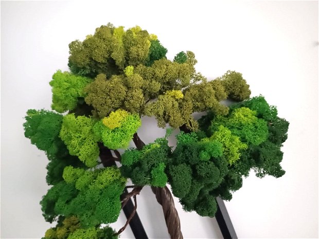 Arbore din sârmă de fierar și licheni verzi