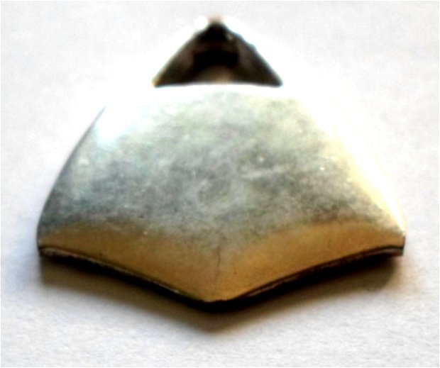 Baza metalica breloc triunghi cu baza ondulata argintiu