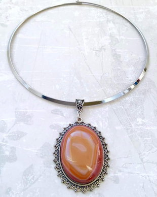 Colier vintage pandant agata rosie dantela