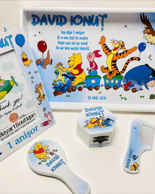 Set aniversar personalizat 1 anisor - Winnie the Pooh - Tavita mot si accesorii