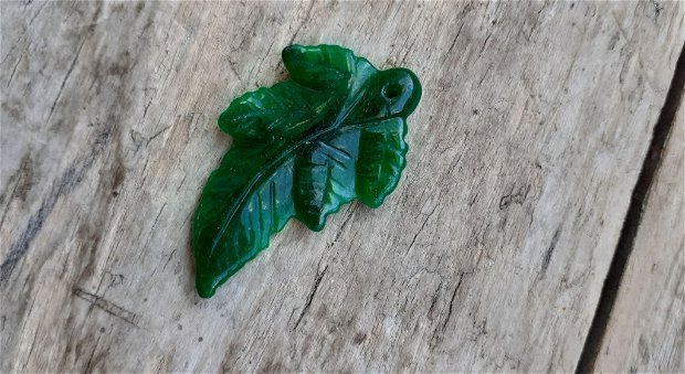 Pandantiv frunza jad verde sculptat, 45x27 mm