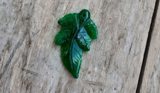 Pandantiv frunza jad verde sculptat, 45x27 mm