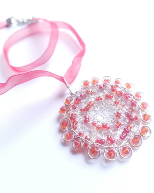 Colier argintat cu mărgele de sticla, snur organza
