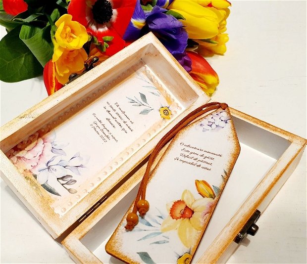 Set cadou personalizat pentru educatoare / invatatoare / profesoara, format din penar din lemn si semn de carte, tema floral, anemone mov