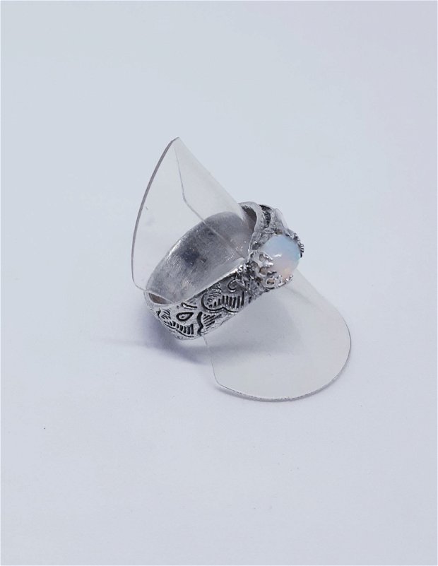Inel unicat din argint fin, texturat cu model coada de paun si opal translucid